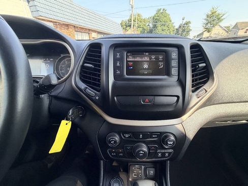Used 2016 Jeep Cherokee Latitude AWD/4WD image 4