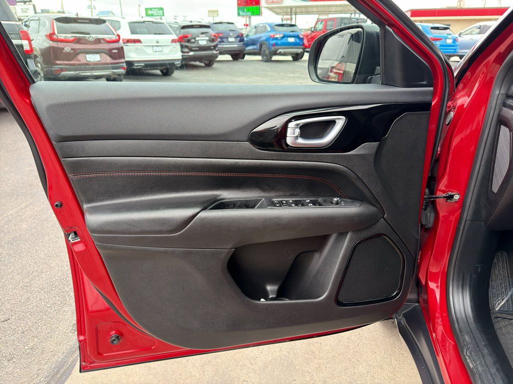 Used 2025 Jeep Compass Trailhawk AWD/4WD image 16