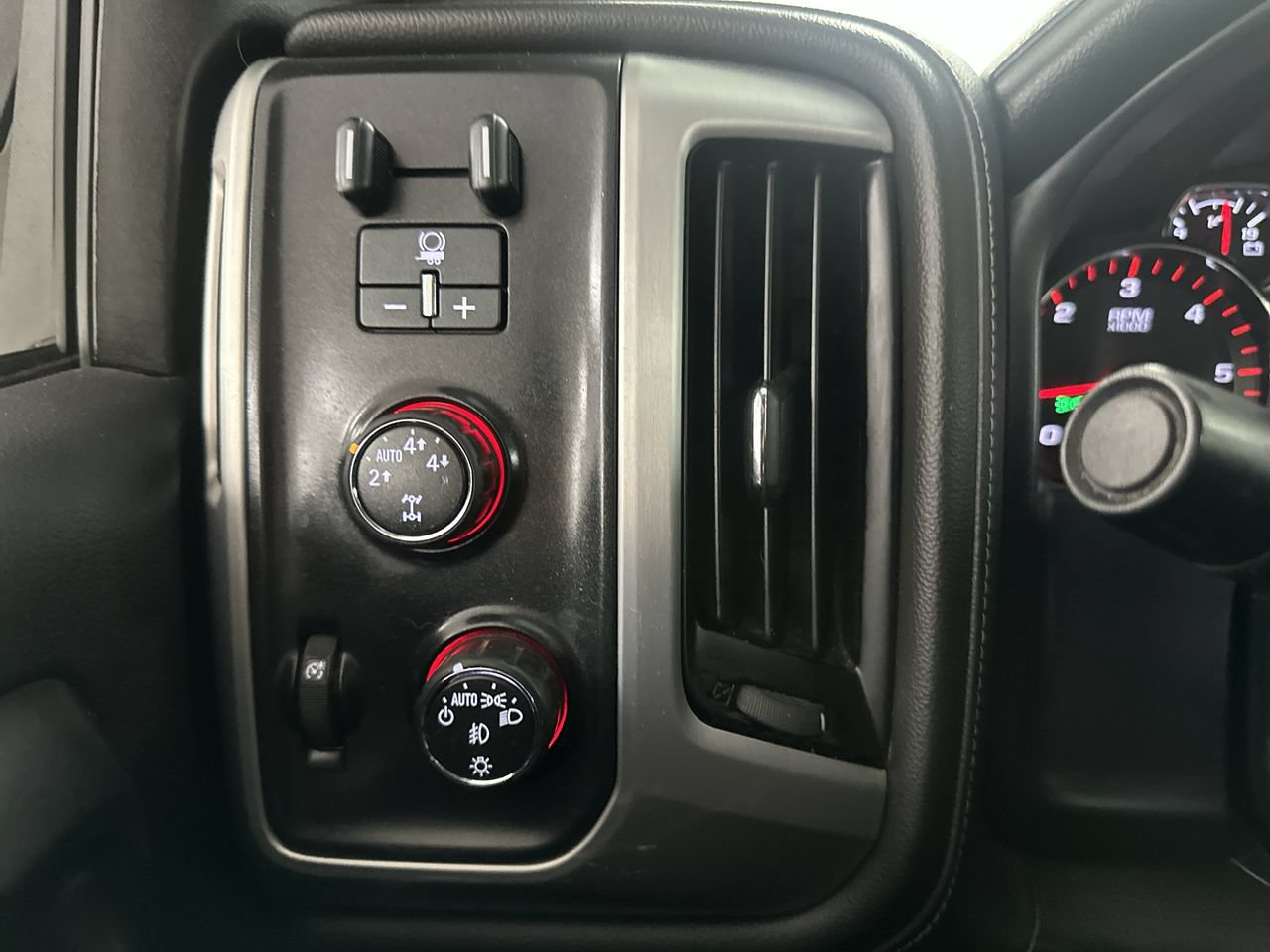 Used 2015 GMC Sierra 1500 SLE w/ SLE Value Package AWD/4WD image 40