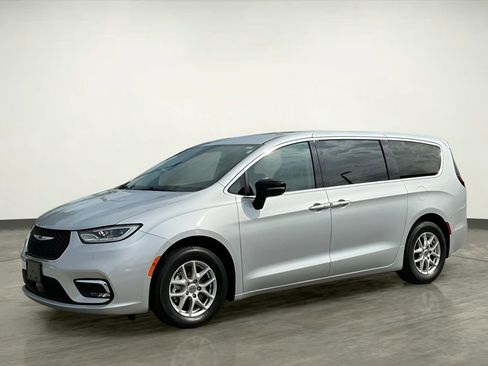Used 2024 Chrysler Pacifica Touring-L image 2