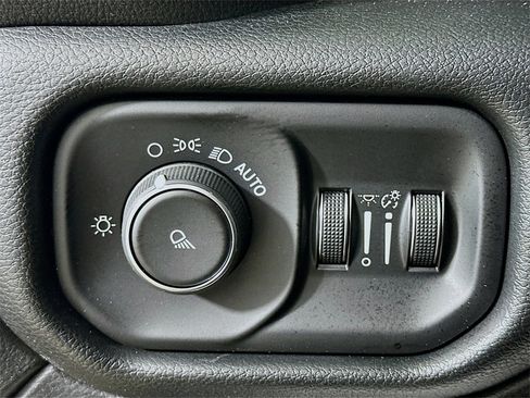 Used 2019 RAM 2500 Tradesman w/ Chrome Appearance Group image 12