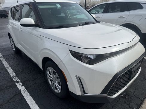 Used 2023 Kia Soul LX image 2