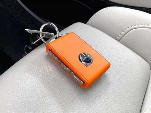 Used 2025 Volvo XC40 B5 Ultra w/ Climate Package image 15