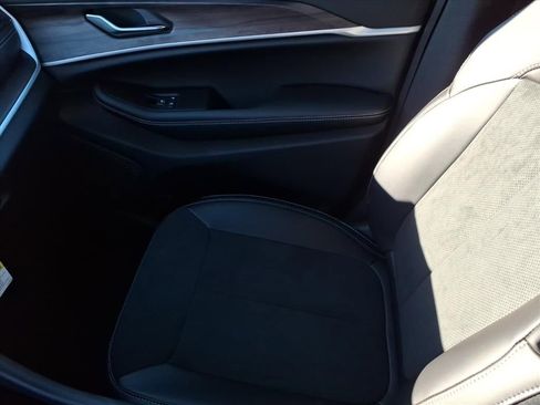 New 2026 Jeep Grand Cherokee Altitude image 31