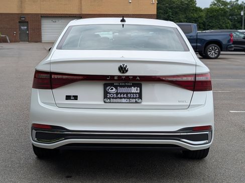 Used 2025 Volkswagen Jetta SEL FWD image 8