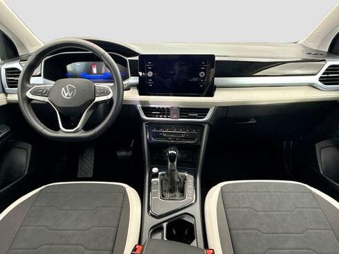 Used 2025 Volkswagen Taos SE w/ Panoramic Sunroof Package image 13