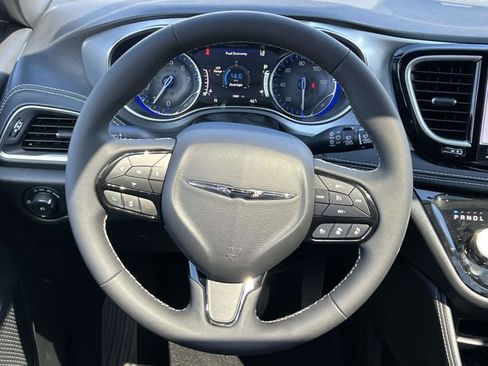Used 2026 Chrysler Pacifica Limited w/ S Appearance Package FWD image 12