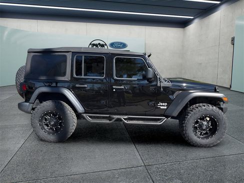 Used 2018 Jeep Wrangler Unlimited Sport image 8