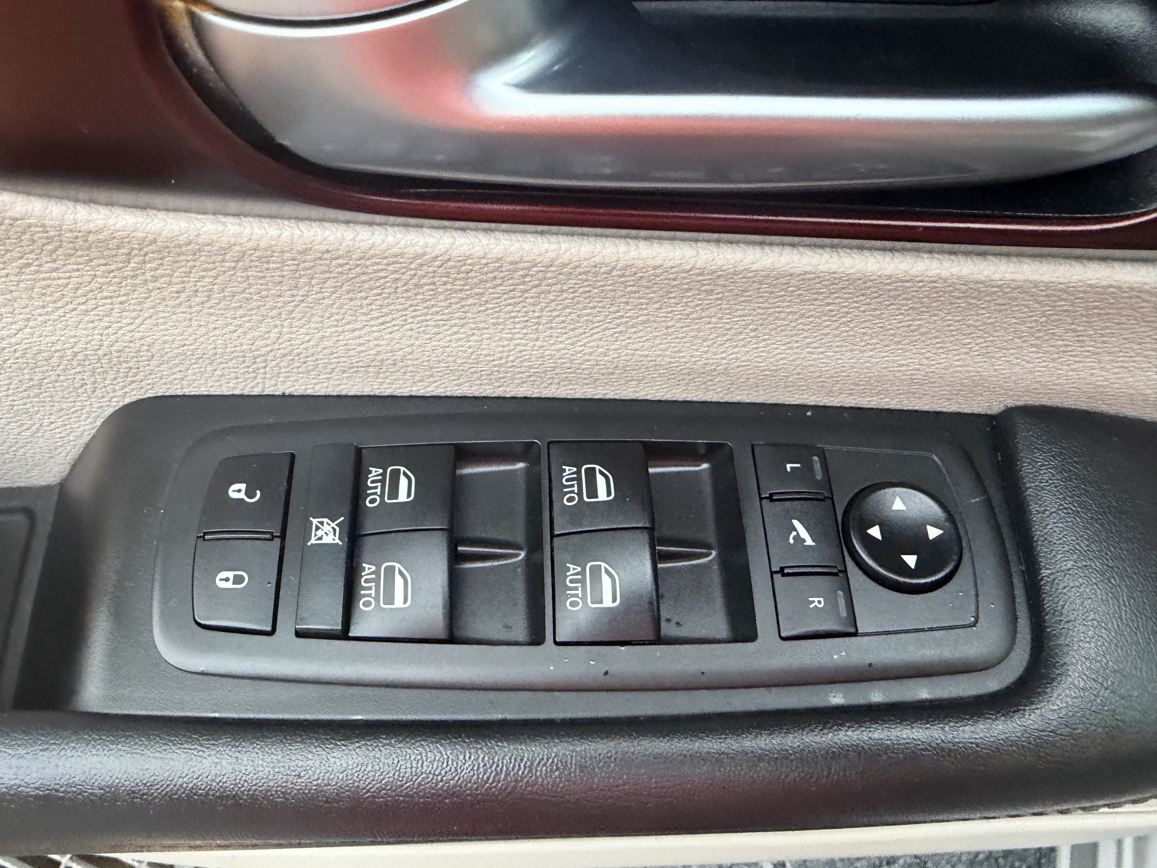 Used 2020 Chrysler Pacifica Limited FWD image 9