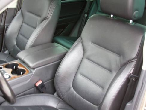 Used 2016 Volkswagen Touareg TDI AWD/4WD image 28