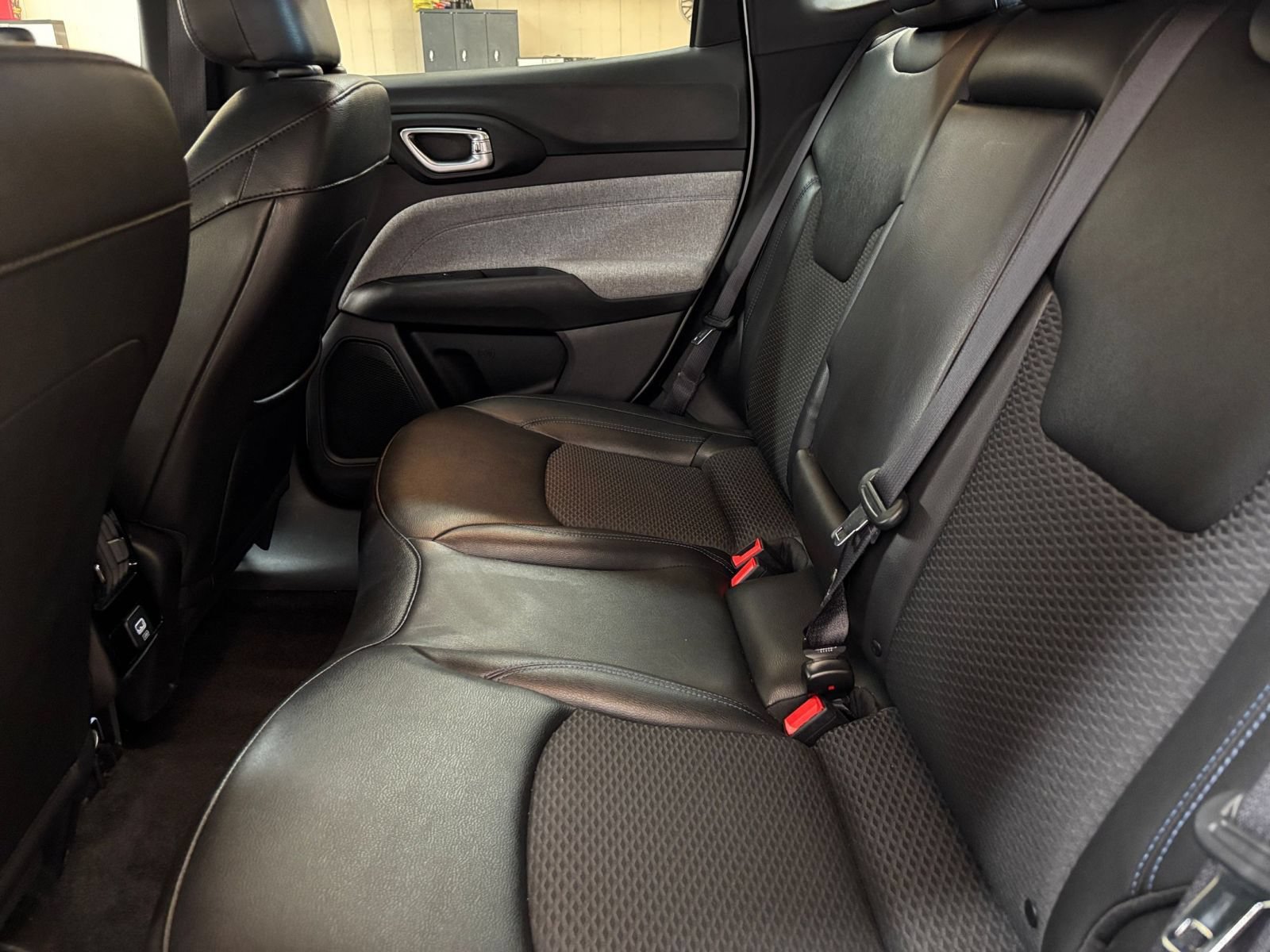 Used 2025 Jeep Compass Latitude AWD/4WD image 25