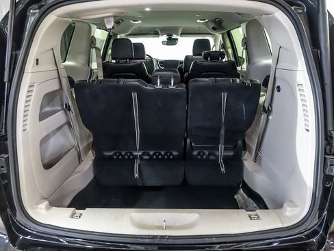 Used 2023 Chrysler Pacifica Touring-L image 24