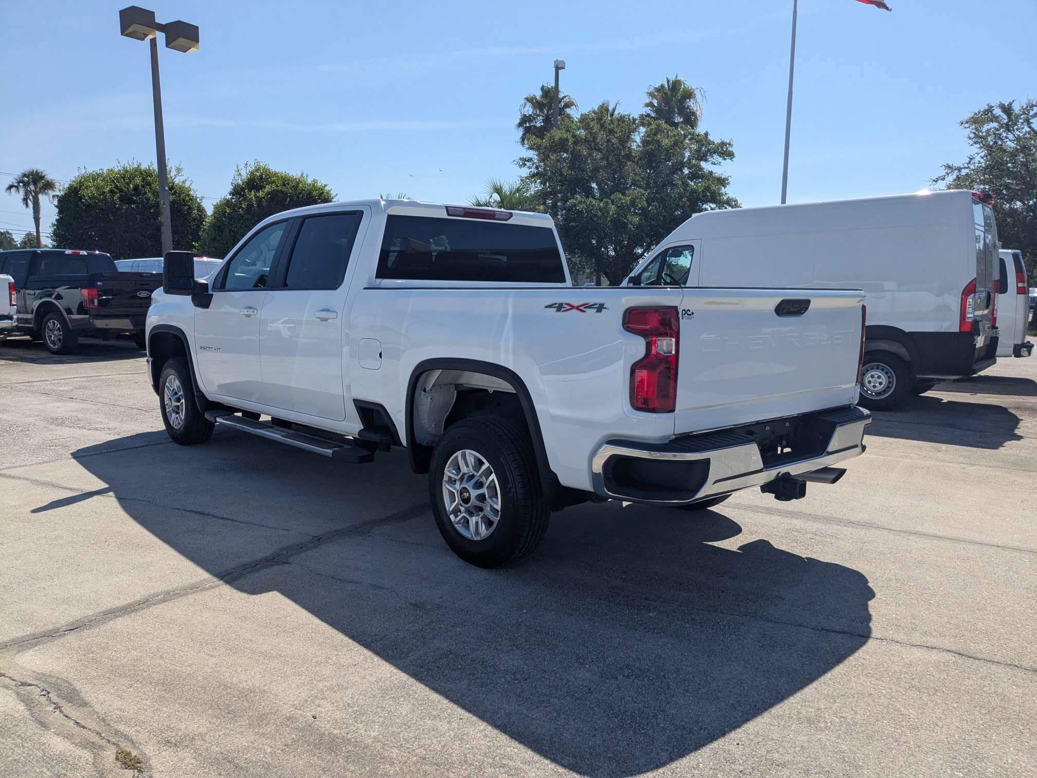 Used 2025 Chevrolet Silverado 2500 LT w/ Convenience Package AWD/4WD image 7
