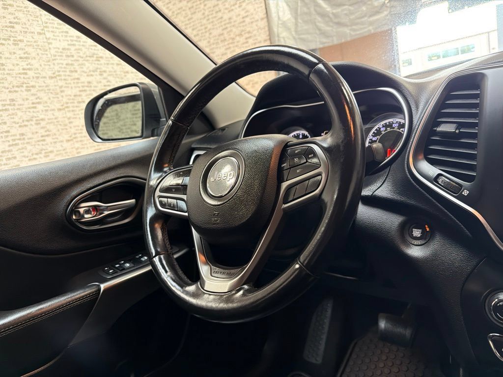 Used 2019 Jeep Cherokee Latitude Plus w/ Cold Weather Group AWD/4WD image 18