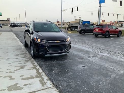 Used 2022 Chevrolet Trax LT w/ LT Convenience Package image 4