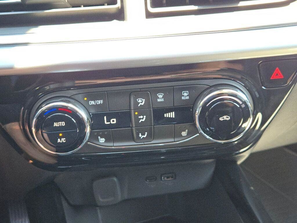 Used 2026 Chevrolet Trax LT w/ LT Convenience Package FWD image 29