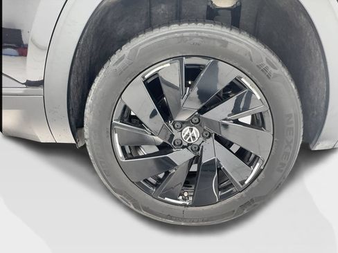 Used 2024 Volkswagen Atlas Cross Sport SE w/ Black Wheel Package FWD image 11
