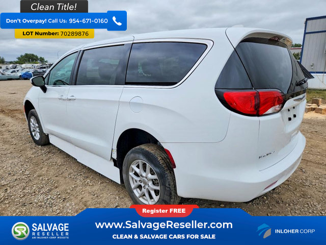 Used 2017 Chrysler Pacifica LX FWD image 3