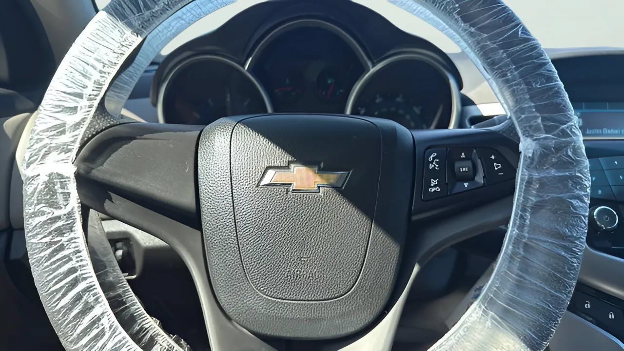 Used 2013 Chevrolet Cruze LS FWD image 12