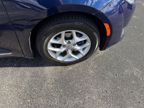 Used 2020 Chrysler Pacifica Touring-L w/ Tire & Wheel Group image 29