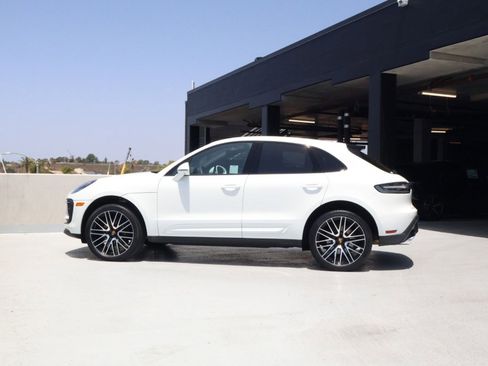 Certified 2025 Porsche Macan AWD/4WD image 2