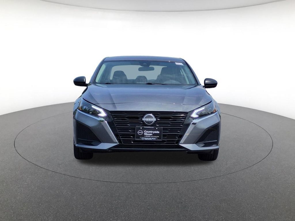 Used 2025 Nissan Altima 2.5 SV FWD image 2