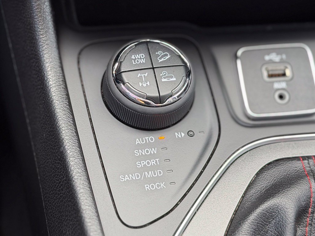 Used 2020 Jeep Cherokee Trailhawk AWD/4WD image 13