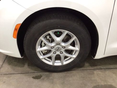 Used 2023 Chrysler Pacifica Touring-L FWD image 8