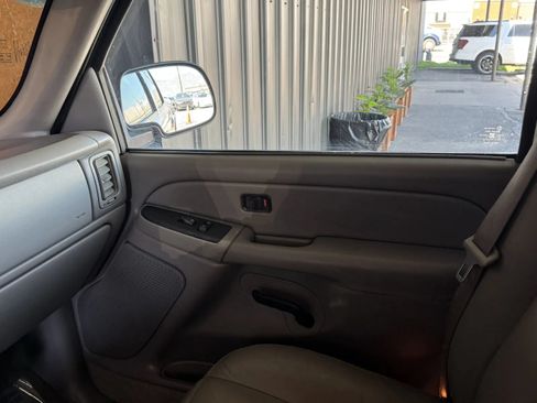 Used 2005 GMC Sierra 2500 SLE w/ Skid Plate Package AWD/4WD image 25