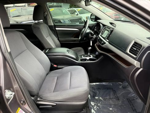 Used 2019 Toyota Highlander LE AWD/4WD image 22
