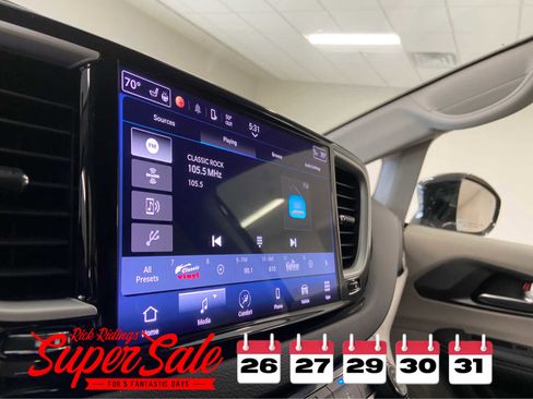 Used 2024 Chrysler Pacifica Touring-L image 26