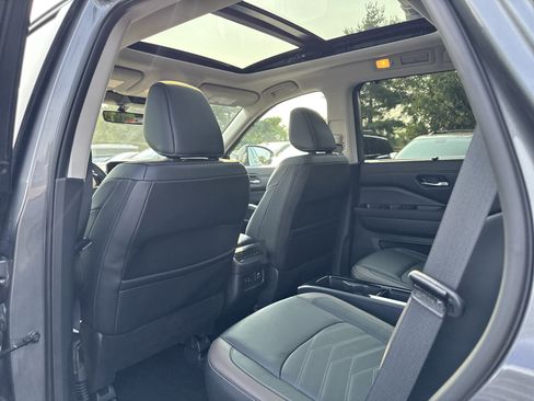 Used 2024 Nissan Pathfinder Platinum AWD/4WD image 31