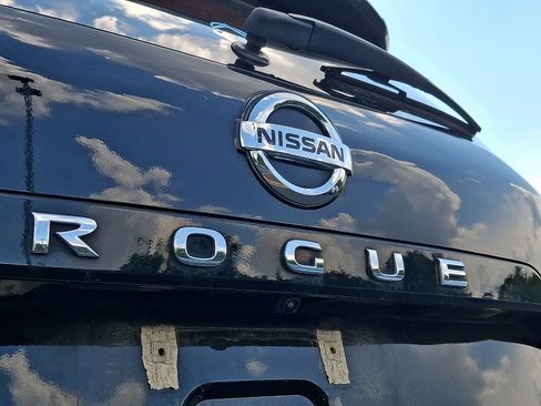 Used 2021 Nissan Rogue SV w/ Premium Package FWD image 32