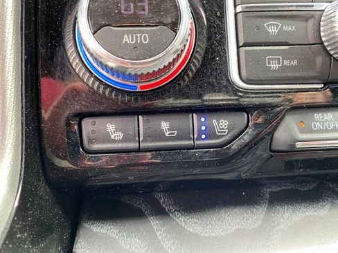 Used 2022 GMC Yukon XL Denali AWD/4WD image 29