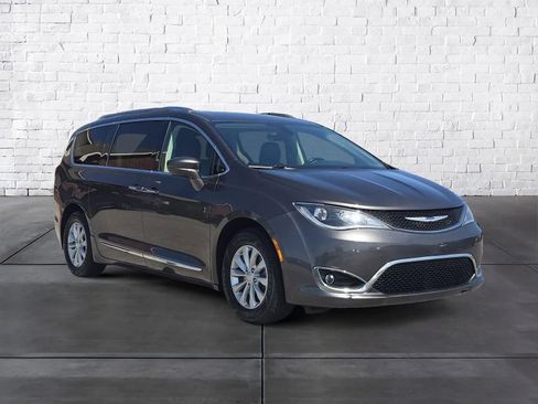 Used 2019 Chrysler Pacifica Touring-L image 2
