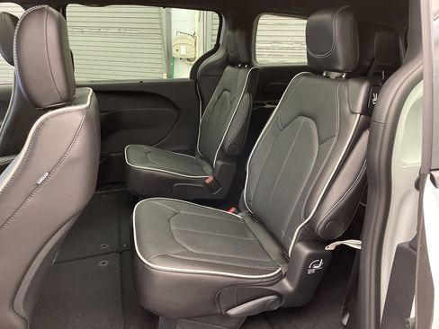 New 2026 Chrysler Pacifica Limited image 16