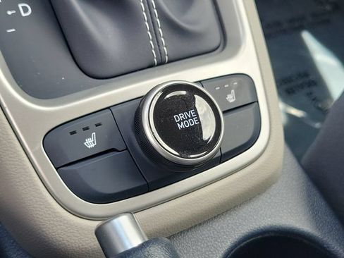 Used 2023 Hyundai Venue Limited FWD image 38