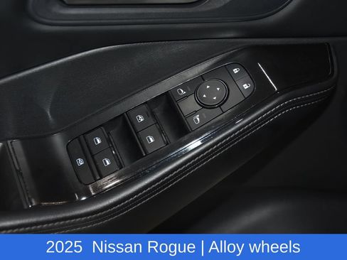 Used 2025 Nissan Rogue SV AWD/4WD image 22