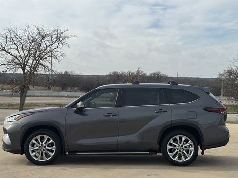 Used 2024 Toyota Highlander Limited image 3