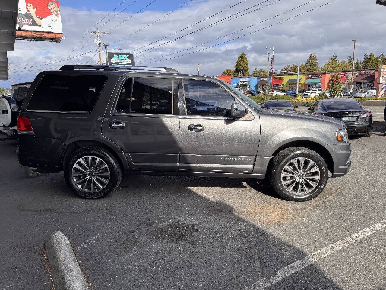 Used 2017 Lincoln Navigator Select RWD image 9