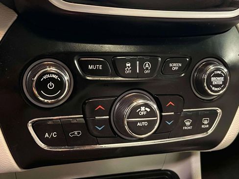 Used 2021 Jeep Cherokee Limited image 32