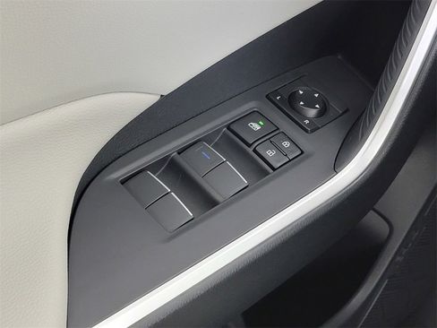 Used 2019 Toyota RAV4 XLE Premium image 32