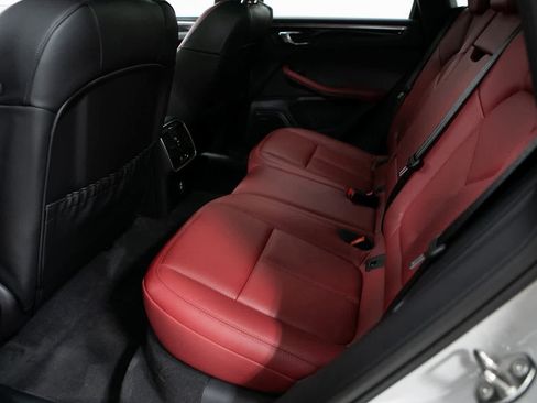 Certified 2025 Porsche Macan image 27