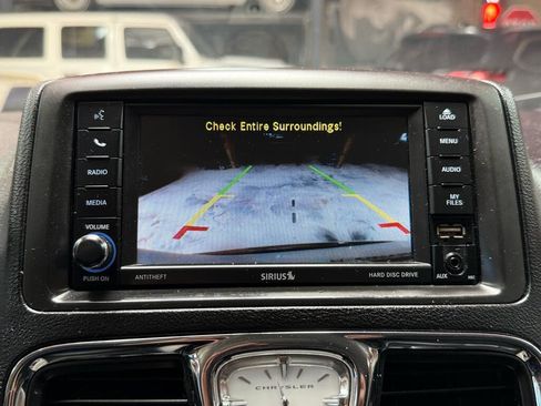 Used 2014 Chrysler Town & Country Touring FWD image 20