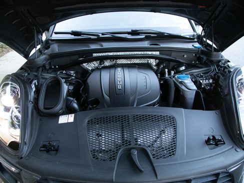 Used 2018 Porsche Macan Sport Edition image 35