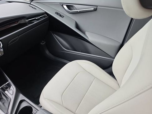 New 2026 Kia Niro EX FWD image 15