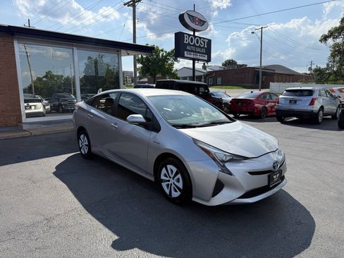 Used 2016 Toyota Prius Two FWD image 2