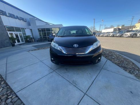 Used 2016 Toyota Sienna XLE image 3