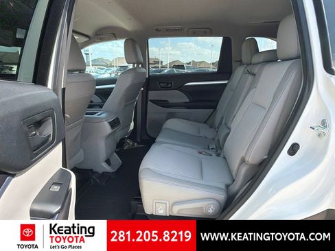 Used 2016 Toyota Highlander Plus FWD image 11