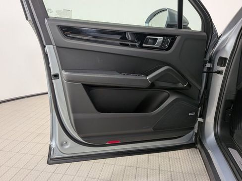 Certified 2023 Porsche Cayenne Platinum Edition image 13